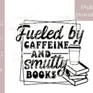 Puede incluir: Dise&ntilde;o gr&aacute;fico en blanco y negro con el texto "Fueled by Caffeine and Smutty Books". El gr&aacute;fico incluye una taza de caf&eacute; y una pila de libros.