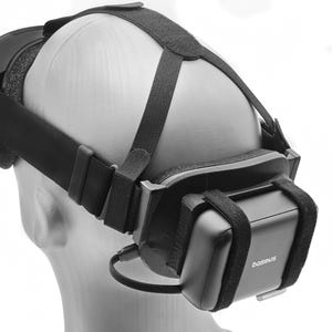 Könnte beinhalten: Ein schwarzes Virtual-Reality-Headset-Zubehör mit verstellbarem Gurtsystem und einem rechteckigen Akku auf der Rückseite. Der Akku ist mit schwarzen Stoffbändern befestigt und zeigt den Markennamen Baseus in weißer Schrift.
