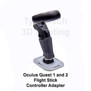 Könnte beinhalten: Ein schwarzer Oculus Quest 1 und 2 Flight Stick Controller Adapter. Der Adapter ist eine 3D-gedruckte Basis mit einer grauen, strukturierten Oberfläche. Der Controller ist an der Basis befestigt und steht aufrecht.