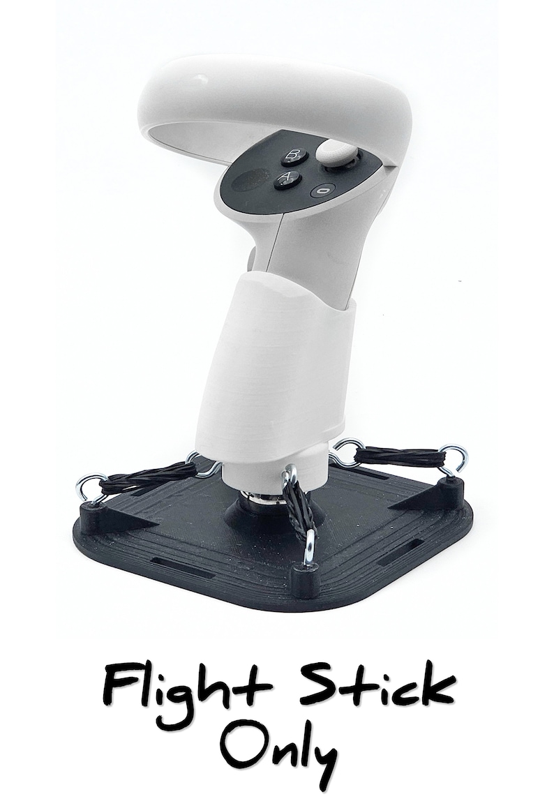 Puede incluir: Un mando VR blanco montado en una base negra impresa en 3D con cuatro correas negras y anillos met&aacute;licos plateados. El texto "Flight Stick Only" est&aacute; escrito debajo de la base.