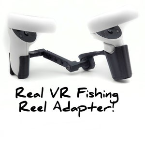 Może przedstawiać: Czarny adapter do wędki VR mocowany do dwóch białych kontrolerów VR. Adapter ma metalowe ramię łączące dwa kontrolery. Tekst "Real VR Fishing Reel Adapter!" jest napisany pod kontrolerami.