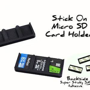 Peut inclure: Porte-cartes micro SD en plastique noir avec trois emplacements. Le support a un dos adhésif pour être fixé à une surface. Le texte "Stick On Micro SD Card Holder" est écrit au-dessus du support. Le texte "Backside Super Sticky 3M Adhesive" est écrit en dessous du support.