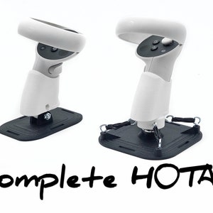 Puede incluir: Un controlador de auriculares VR blanco montado en una base negra con una correa negra. El controlador tiene un anillo blanco y botones. La base tiene una correa negra y un anillo negro. El texto "Complete HOTAS" est&aacute; escrito en negro sobre un fondo blanco.