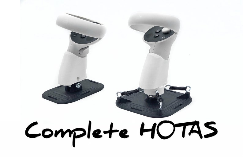 Puede incluir: Un controlador de auriculares VR blanco montado en una base negra con una correa negra. El controlador tiene un anillo blanco y botones. La base tiene una correa negra y un anillo negro. El texto "Complete HOTAS" est&aacute; escrito en negro sobre un fondo blanco.
