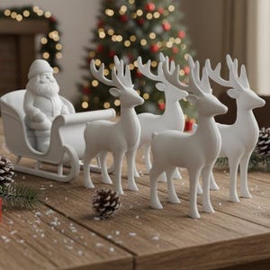 Könnte beinhalten: Eine weiße Keramik-Weihnachtsdekoration mit dem Weihnachtsmann in einem Schlitten, der von vier weißen Rentieren gezogen wird. Die Szene umfasst Tannenzapfen, verpackte Geschenke und grüne Zweige auf einem Holztisch. Ein Weihnachtsbaum ist im Hintergrund.