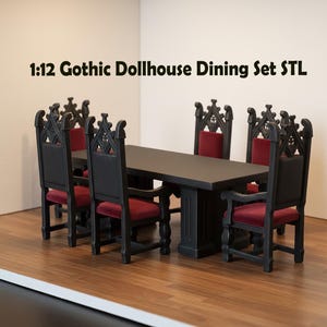 Könnte beinhalten: Ein Miniatur-Gothic-Puppenhaus-Esszimmer-Set. Das Set umfasst einen schwarzen rechteckigen Tisch und sechs Stühle. Die Stühle haben verzierte Rückenlehnen und rote Samtsitze. Der Text "1:12 Gothic Dollhouse Dining Set STL" ist zu sehen.