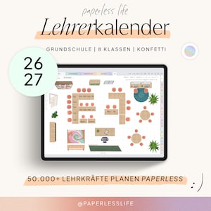 Op de afbeelding: Een digitale tablet met een klassikale zitplanplanner getiteld paperless life Lehrerkalender Grundschule 8 Klassen Konfetti 26 27. Het scherm toont een rasterindeling met houten bureaus, oranje stoelen, een groen schoolbord en planten.