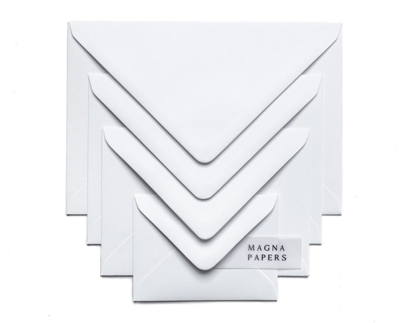 Puede incluir: Una colecci&oacute;n de sobres blancos de varios tama&ntilde;os, dispuestos en orden descendente. Los sobres son limpios y n&iacute;tidos, con un dise&ntilde;o cl&aacute;sico. Una peque&ntilde;a etiqueta rectangular en la parte inferior dice "MAGNA PAPERS".