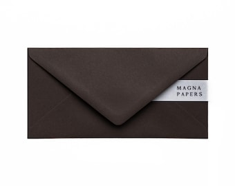 Koperty DL Cocoa Brown: papier teksturowany 135 g/m2 (110 x 220 mm)