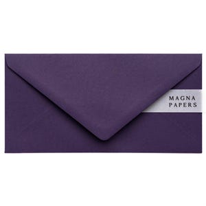 Texturerade auberginekuvert: DL, lila inbjudningskuvert