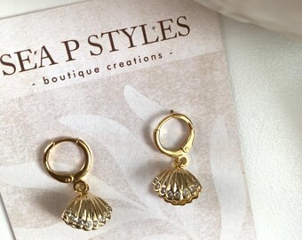 Clamshell Seashell Rhinestone Mini Charm Dangle Earrings Gold Huggie Lightweight Hypoallergenic Statement Earrings Unique Gifts for Her