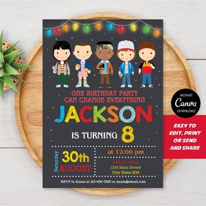 Könnte beinhalten: Eine Geburtstagseinladung mit Cartoon-Figuren und farbenfrohem Text. Die Einladung besagt "Jackson wird 8" und enthält Party-Details. Das Design zeigt einen dunkelgrauen Hintergrund mit Lichterketten.