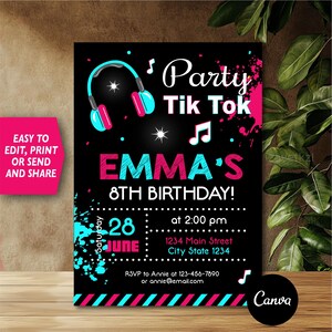 Könnte beinhalten: Eine schwarze und rosafarbene Geburtstagseinladung mit einer blauen und rosafarbenen Kopfhörergrafik. Der Text lautet "Party Tik Tok Emma's 8th Birthday!" mit einem Datum vom 28. Juni um 14:00 Uhr. Die Einladung enthält eine Adresse und RSVP-Informationen.