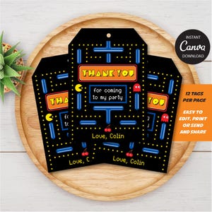 Könnte beinhalten: Schwarze Party-Geschenkanhänger mit Pac-Man-Motiv. Die Anhänger zeigen die Worte "THANK YOU" und "for coming to my party". Die Anhänger enthalten auch Pac-Man-Charaktere und den Text "Love, Colin".