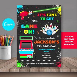 Może przedstawiać: Czarna zaproszenie na urodziny z motywem kręgli. Zaproszenie zawiera tekst "It's Time To Get Your Game On!" i "Jackson's 7th Birthday!" z czerwoną grafiką automatu do gier i czerwoną grafiką pistoletu laserowego.