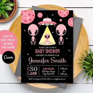 Peut inclure: Invitation de fête prénatale rose et noire sur le thème des extraterrestres. L'invitation représente deux extraterrestres tenant un vaisseau spatial au-dessus d'un bébé extraterrestre. Le texte indique "Veuillez vous joindre à nous pour une fête prénatale en l'honneur de la future maman Jennifer Smith. Samedi 30 juin, de 14h00 à 16h00. Notre maison, 1234 Main Street, City State 1234. RSVP à Emily au 123-456-7890 ou emily@email.com"