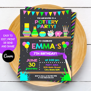 Puede incluir: Una invitación colorida para una fiesta de cerámica para celebrar el séptimo cumpleaños de Emma. La invitación presenta un fondo de pizarra con salpicaduras de pintura de colores, un pincel y artículos de cerámica. El texto de la invitación dice: "¡Estás invitado a una fiesta de cerámica! Para celebrar el séptimo cumpleaños de Emma! 30 de junio, sábado a las 2:00 pm. Área de la fiesta: 1234 Main Street, City State 1234. RSVP a Mary al 123-456-7890 o mary@email.com."