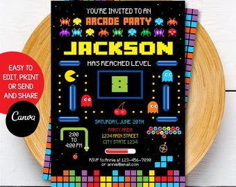 Puede incluir: Invitación a una fiesta de arcade negra con gráficos pixelados y el texto "You're Invited to an Arcade Party Jackson has reached level B". Incluye fecha, hora e información de RSVP. La invitación tiene un borde pixelado colorido y un logotipo de Canva.