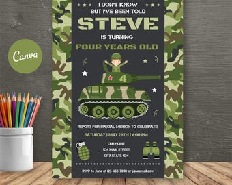 Puede incluir: Una invitación de cumpleaños con un fondo de camuflaje. La invitación presenta el texto "Steve cumple cuatro años" e incluye una ilustración de un tanque de dibujos animados. Detalles: fecha, hora e información de RSVP.