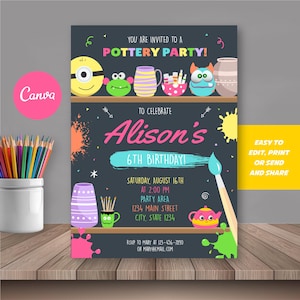 Könnte beinhalten: Eine Einladung zu einer Töpferparty mit einem dunkelgrauen Hintergrund. Die Einladung zeigt bunte Cartoon-Töpferwaren und den Text "Pottery Party!" und "Alison's 6th Birthday!" Die Einladung enthält auch Datum, Uhrzeit und Ort der Party.