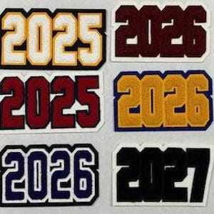 以下が含まれることがあります： さまざまな色の卒業年のパッチが10個セットになっています。パッチはフェルト製で、白いアウトラインが付いています。年は2021年、2022年、2023年、2024年、2025年、2026年、2027年、2028年です。