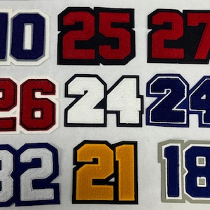 以下が含まれることがあります： 10、25、27、26、24、24、82、21、18など、さまざまな番号のアイロン接着パッチ9個。パッチは赤、白、青、黄など、さまざまな色です。