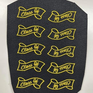 以下が含まれることがあります： 「Class Of 90」と刺繍された10個の黄色いバナーが付いた黒いフェルトシート。 バナーはスクロールデザインで、卒業制作やプロジェクトに最適です。