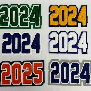 以下が含まれることがあります： 2024年と2025年の卒業年パッチが6つ、それぞれ異なる色で表示されています。パッチはフェルト製で、白いアウトラインが付いています。パッチの色は、緑、黄、青、白、オレンジ、グレーです。