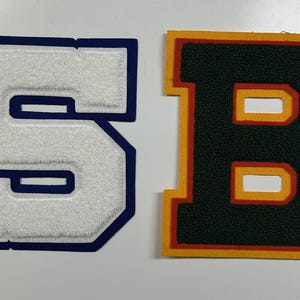 以下が含まれることがあります： クリーム色、ライトグレー、ダークグレーの3色の、つや消し仕上げの陶器製マグカップのセット。各マグカップはシンプルでミニマルなデザインで、コーヒーや紅茶に最適です。