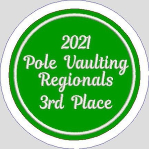 Puede incluir: Un parche circular verde y blanco con el texto "2021 Pole Vaulting Regionals 3rd Place" en blanco.