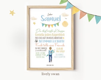 Puede incluir: Una impresión enmarcada con una ilustración de acuarela de un niño con una mochila y una pelota de fútbol. El texto dice "Lieber Samuel, Du bist erste Klasse, Genieße jeden Augenblick, FREU DICH AUF EIN NEUES ABENTEUER, SET IMMER DU SELBST, Finde tolle neue Freunde, DU BIST EINFACH wundervoll, WIR SIND IMMER FÜR DICH DA, GLAUB AN DICH, DU KANNST ALLES SCHAFFEN, OMA UND OPA, lively swan".