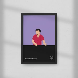 Puede incluir: Una impresión artística enmarcada con una ilustración minimalista de una persona con camisa roja y auriculares sobre un fondo púrpura. La sección inferior es negra, con el texto "Purple Disco Machine" en la parte inferior.
