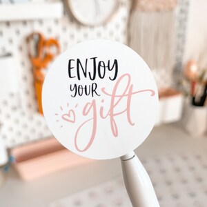 Rosa - Disfruta de tu regalo - Sellos adhesivos redondos - Cricut Cameo Avery Print Cut - Descargar PNG