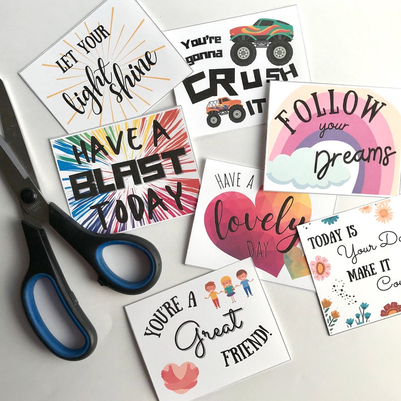 Pode incluir: Um conjunto de oito cart&otilde;es motivacionais coloridos com mensagens positivas. Os cart&otilde;es apresentam uma variedade de designs, incluindo arco-&iacute;ris, cora&ccedil;&otilde;es e estrelas. As mensagens incluem "Deixe sua luz brilhar", "Tenha um &oacute;timo dia", "Voc&ecirc; vai esmagar isso", "Tenha um dia ador&aacute;vel", "Siga seus sonhos", "Hoje &eacute; seu dia, fa&ccedil;a valer a pena", e "Voc&ecirc; &eacute; um &oacute;timo amigo".