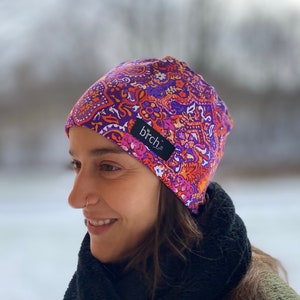Fuchsia Purple Paisley Warm Winter Hat, forrado con Polartec 200 Warm ThermoPro Fleece, calentador de oídos a prueba de viento, esquí, caminata, corredor, paseador de perros