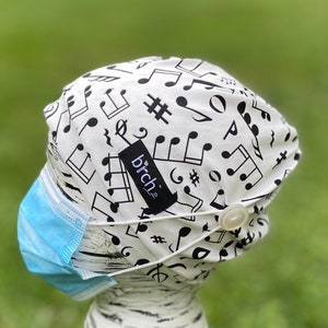 Musiknoter Scrub Cap med knappar - Knytfri stretchig komfortpassform, hästsvans, knut, unisex hel sjuksköterskehatt, tandvård, veterinär, kirurgisk PPE-hatt