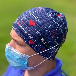 Heartline voor onze Frontline Scrub Cap met Buttons, Paardenstaart, Bun Stretch Comfort Fit, Unisex Full Nurse Head Wrap, Chirurgisch, Medisch, PPE