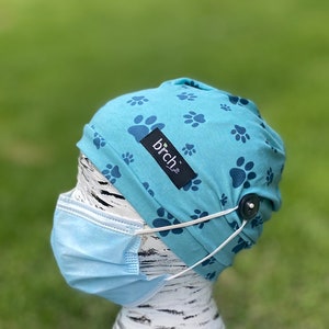 Aqua Teal Blue Dog Paw Print Scrub Cap met knopen, Cotton Jersey Stretch Beanie, Unisex Full Nurse Head Wrap, Dental, Vet Hat
