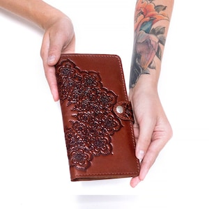 Cartera de viaje de cuero plegable alargada para mujer, bonita cartera con diseño de mandala, hecha a mano