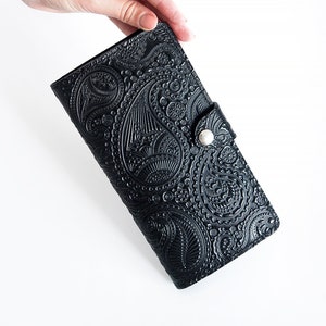 Cartera larga de cuero negra personalizada, estilo bohemio, bonita, plegable, para mujer, regalo, bonito estuche de viaje hecho a mano con estampado en relieve grande
