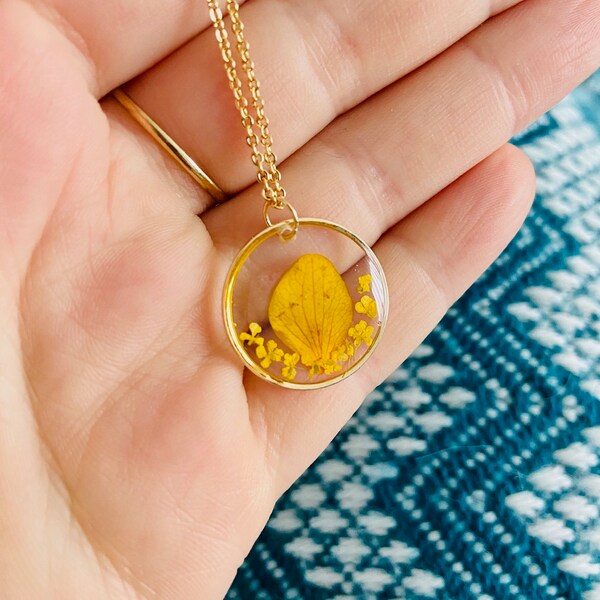 Collier femme chaîne en plaqué or 18k, pendentif rond avec vraies fleurs jaunes séchées, fait main