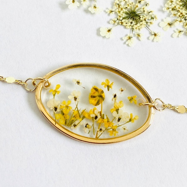 Collier en plaqué or 18k, pendentif ovale avec vraies fleurs séchées jaunes et carotte sauvage blanche, chaîne perles, fait main