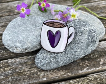 Pin's broche en bois, peint et résine à la main mug coeur / Série Miam