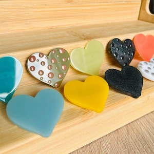 Broche en forme de coeur en résine - 10 coloris (uni ou à pois texturé) - Fait main - Accessoire original