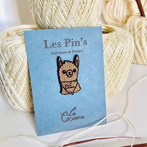 Pin&#39;s en bois petit alpaga / pin’s / badge bois fait main