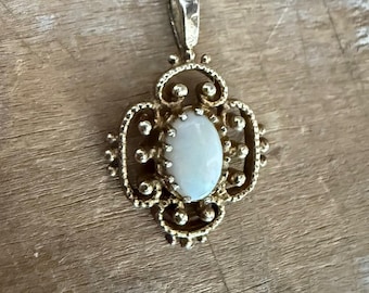 vintage, pendentif solitaire ovale en opale colorée avec monture en or