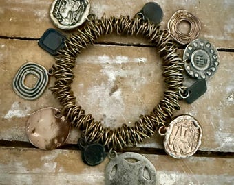 Bracelet à breloques avec 11 breloques pièces/disque/jeton sur chaîne à maillons en bronze avec élastique