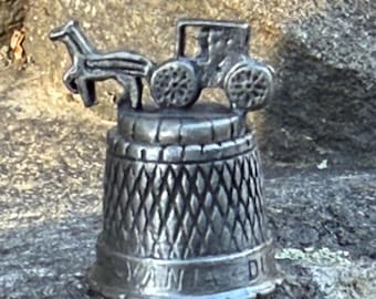 vintage, Néerlandais de Pennsylvanie, dé à coudre en étain surmonté d'un cheval et d'une calèche