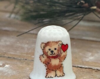 Dé à coudre rare avec ours et coeur, par Enesco, 1979 collection Porcelets