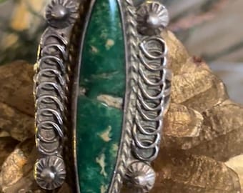 vintage, bague en argent avec pierre verte, forme marquise, ornements